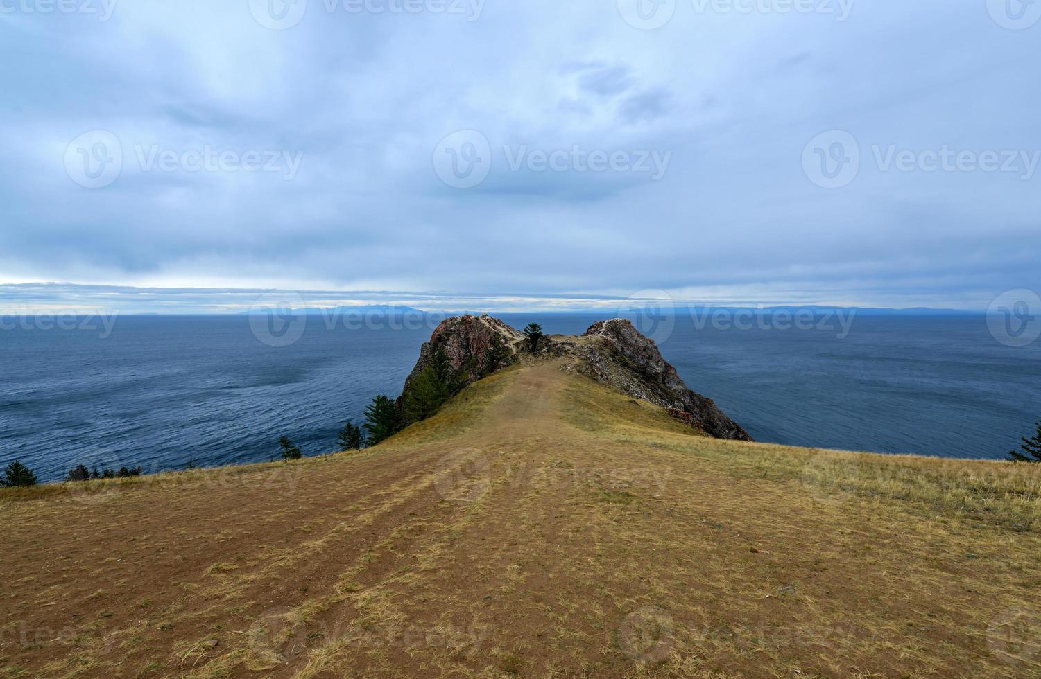 landschaft von kap khoboy, insel olchon, baikalsee, sibirien, russland foto