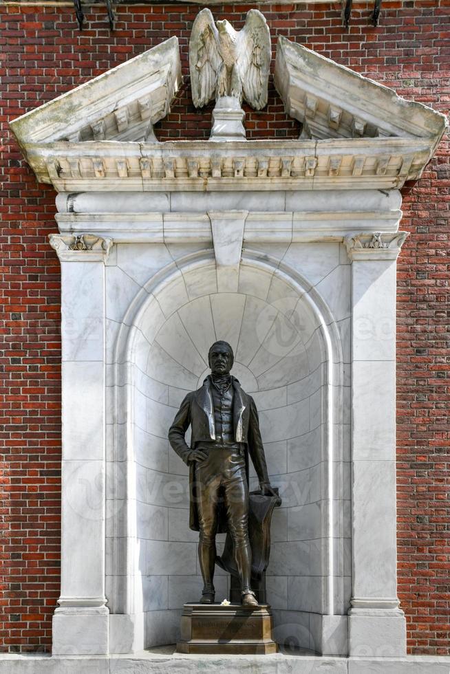 dewitt clinton statue am eingang zum museum der stadt new york. foto