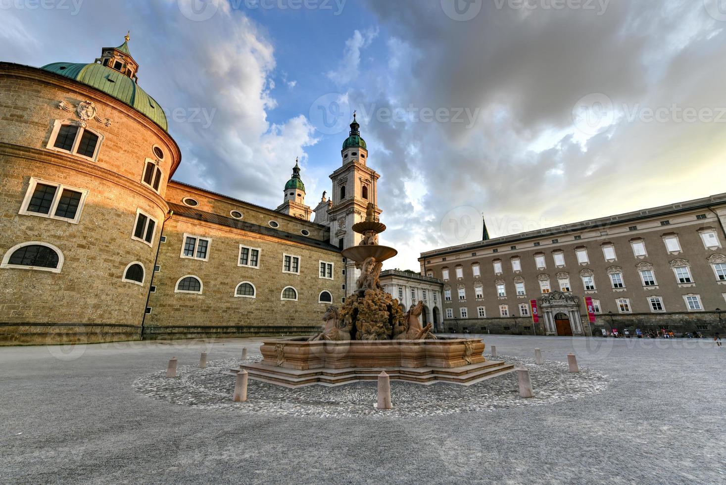 Residenzbrunnen auf dem Residenzplatz in Salzburg, Österreich. der residenzplatz ist einer der beliebtesten plätze in salzburg. foto