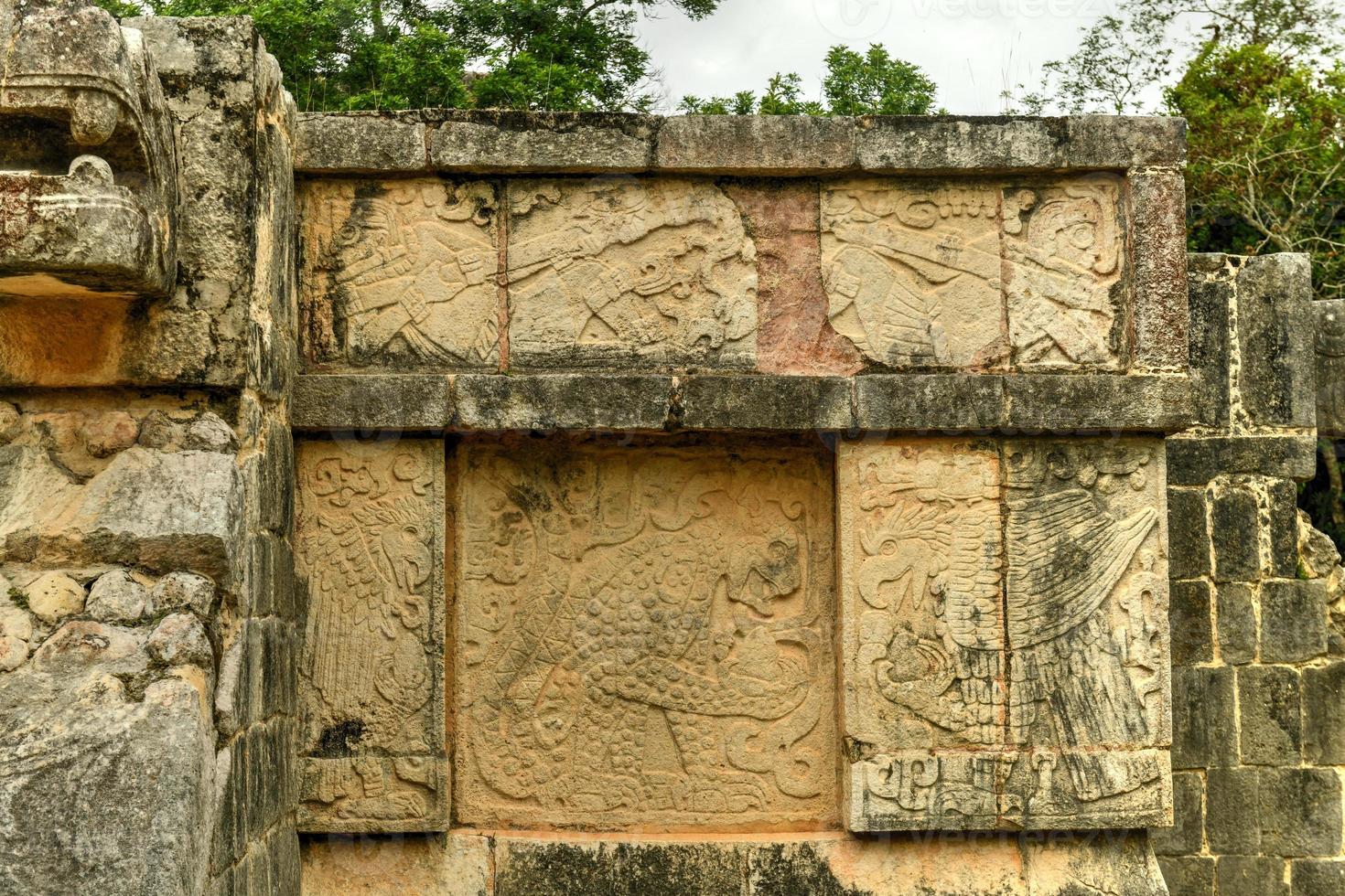 die plattform von adlern und jaguaren in chichen itza, mexiko. foto