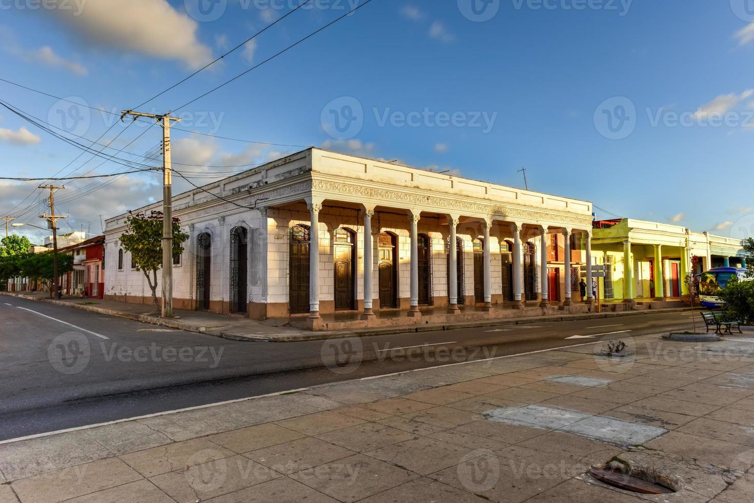 der hauptboulevard, paseo el prado in cienfuegos, kuba bei sonnenuntergang. foto