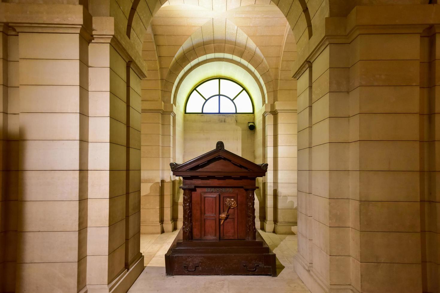 Paris, Frankreich - 17. Mai 2017 - Rousseau-Grab in den Krypten des französischen Mausoleums für große Persönlichkeiten Frankreichs - das Pantheon in Paris, Frankreich. foto