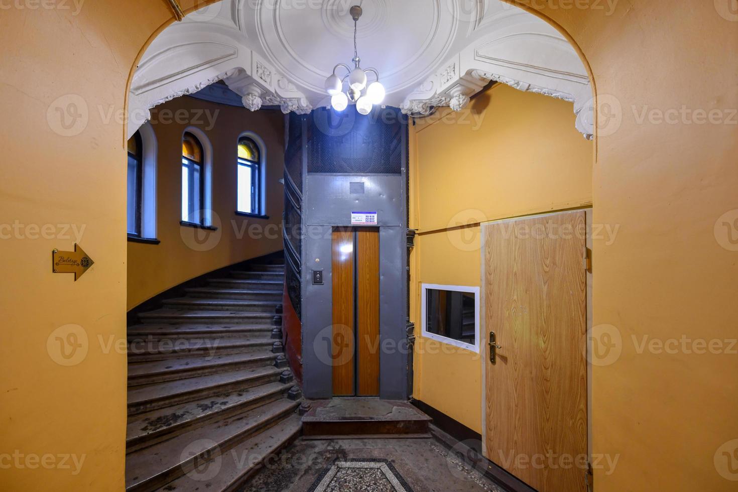 historisches gebäude im zentrum von sankt petersburg, russland. foto