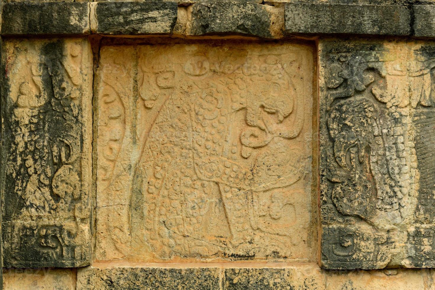 die plattform von adlern und jaguaren in chichen itza, mexiko. foto