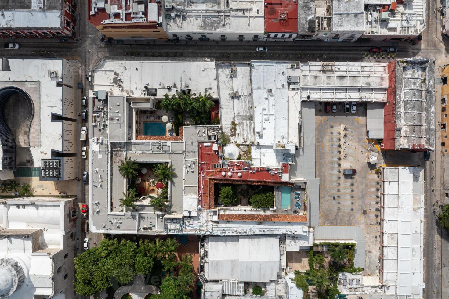 Luftaufnahme von oben nach unten eines Stadtblocks in Merida, Mexiko. foto