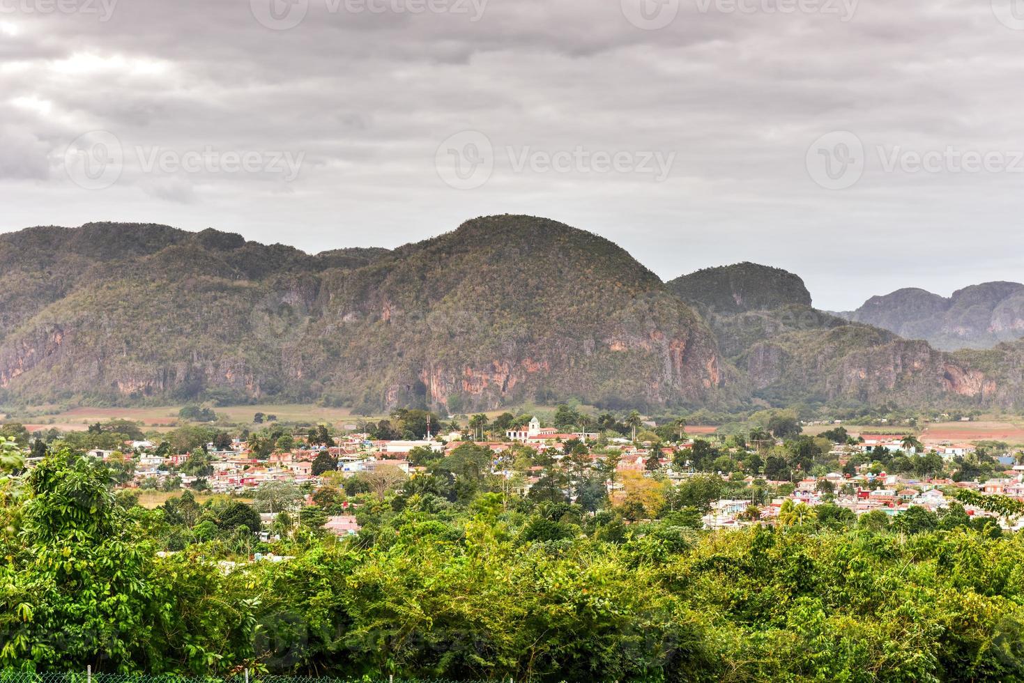 Panoramablick auf die Innenstadt von Vinales, Kuba. foto