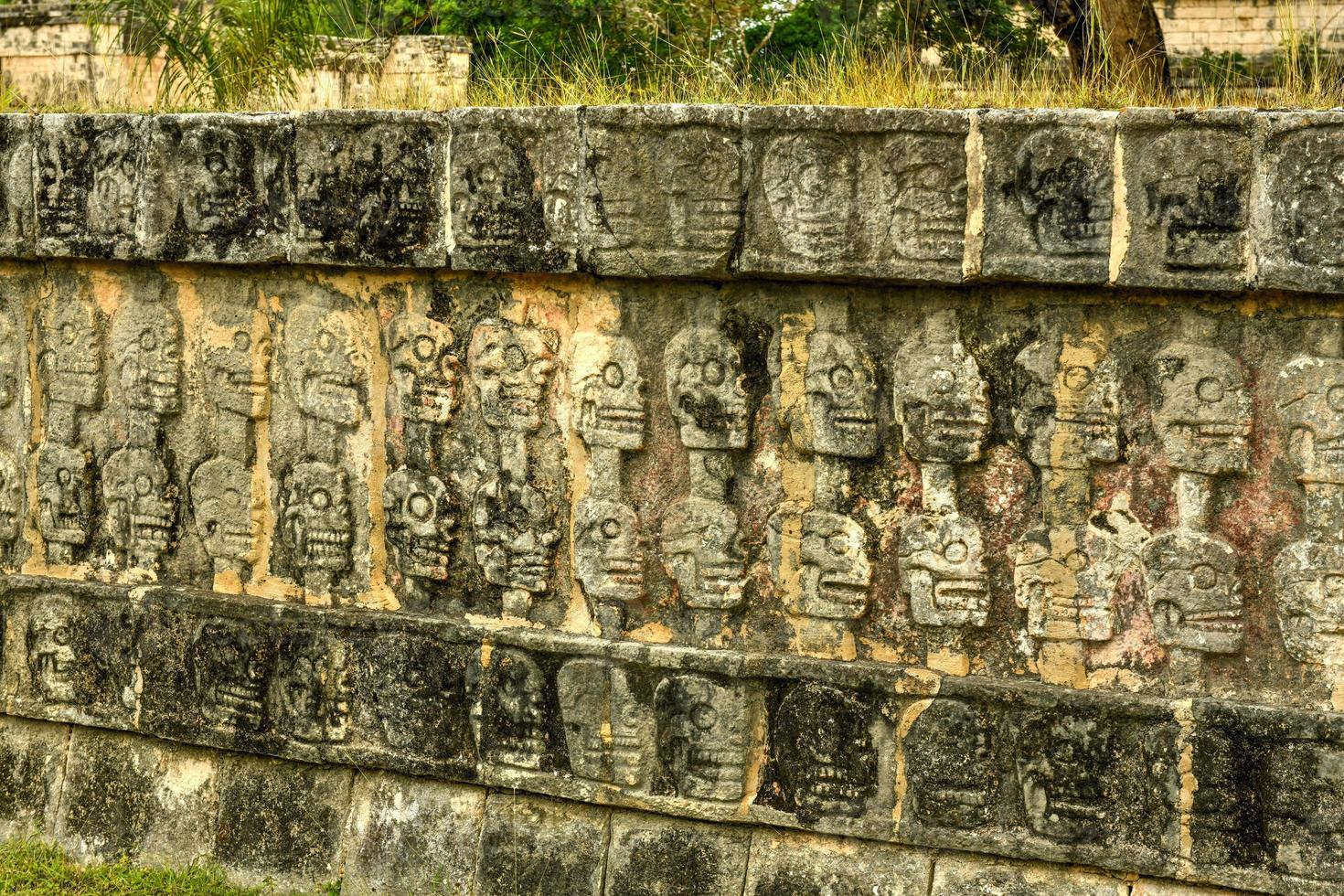 die plattform von adlern und jaguaren in chichen itza, mexiko. foto