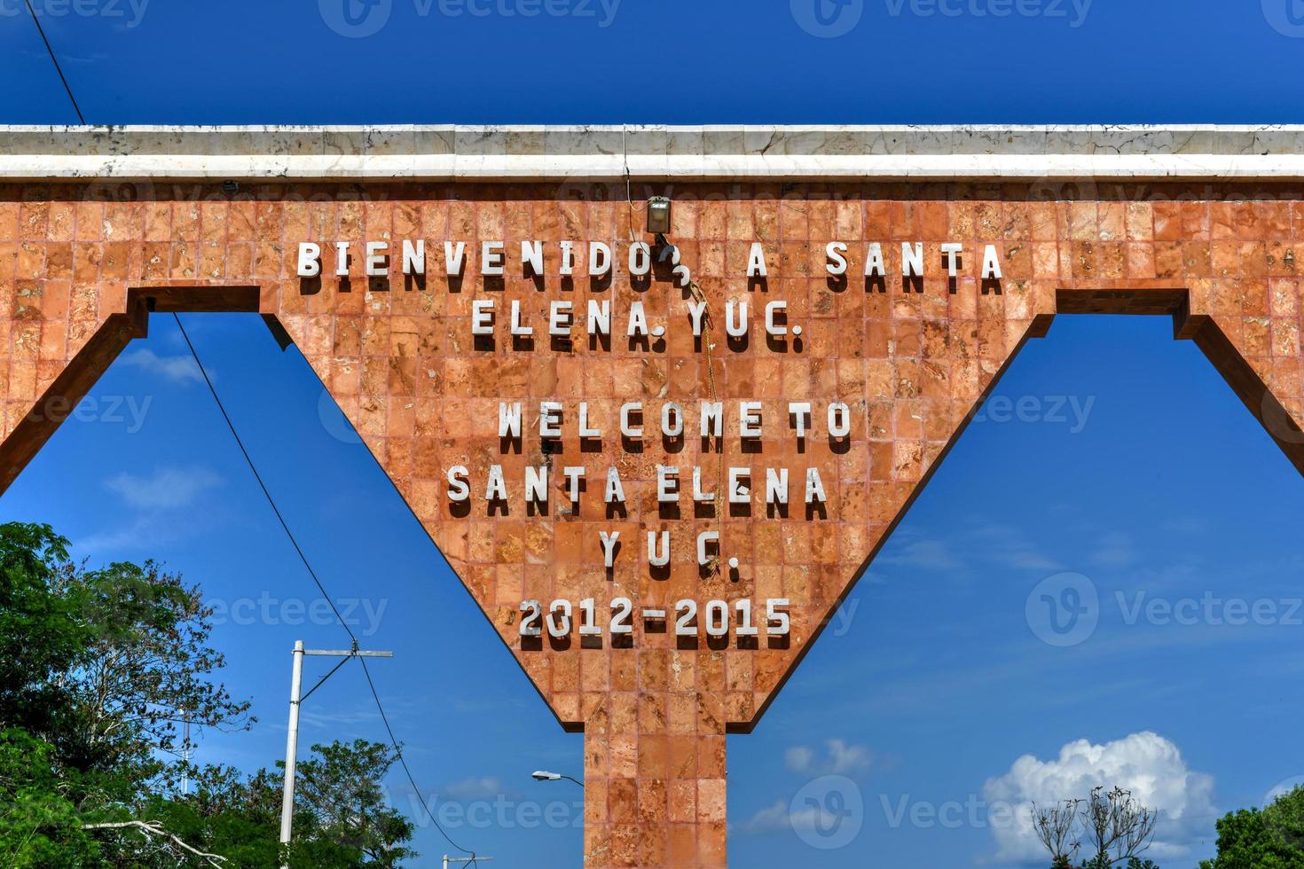 Gateway Arch Sprichwort auf Englisch und Spanisch, Willkommen in Santa Elena, Yucatan in Mexiko. foto