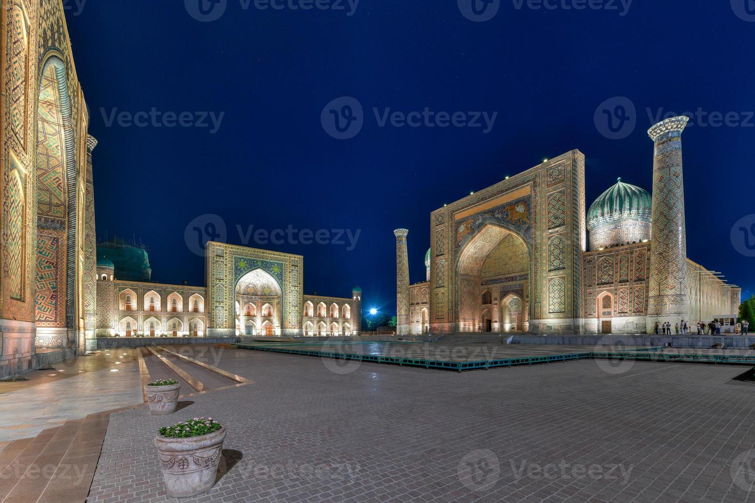 registan in der antiken stadt samarkand in usbekistan foto