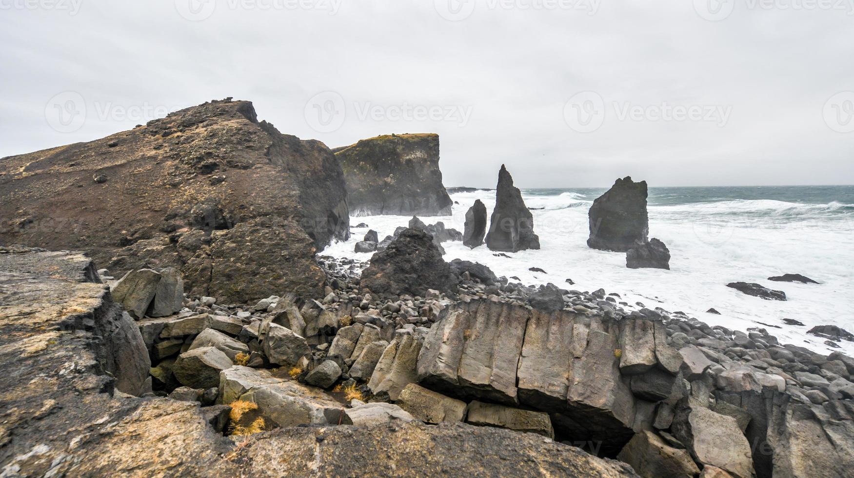 felsige küste in der nähe von reykjanes, island foto