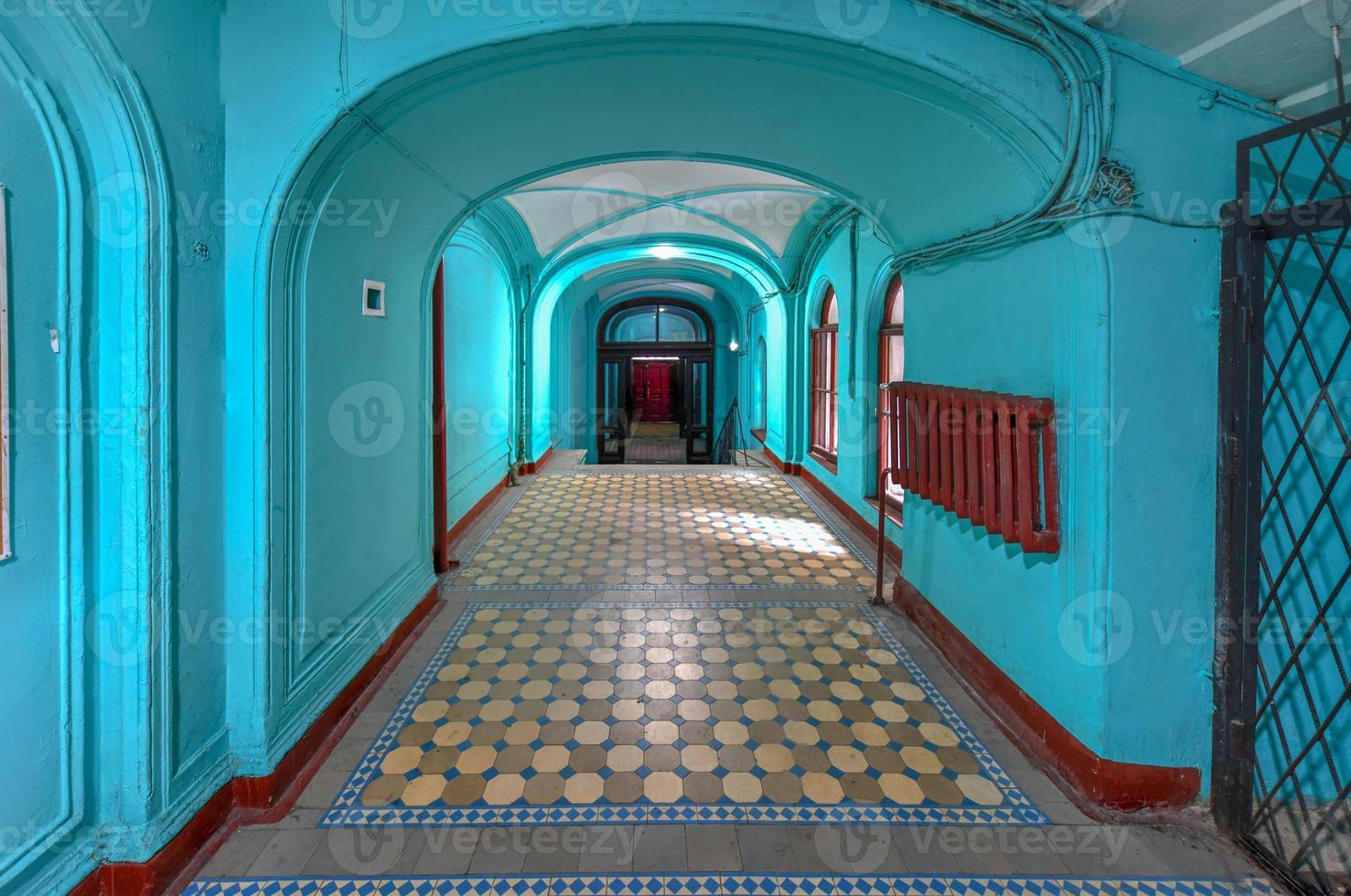 historisches gebäude im zentrum von sankt petersburg, russland. foto