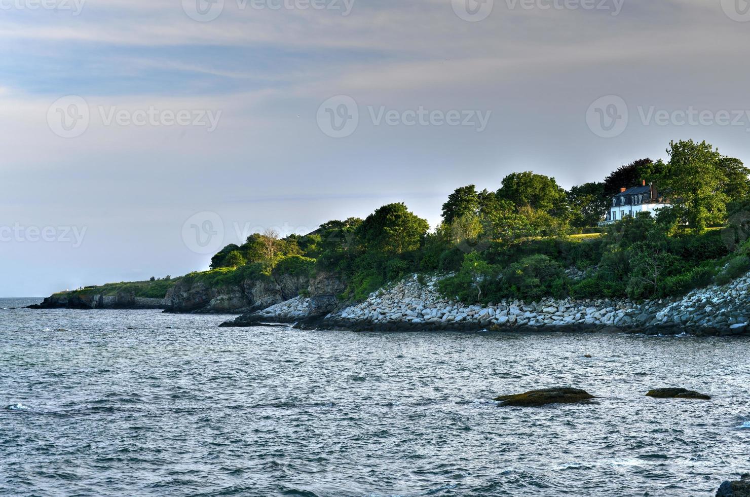 der cliffwalk in newport bietet auf der einen seite einen blick auf hinterhöfe berühmter herrenhäuser und auf der anderen seite eine wunderschöne felsige küste in newport, rhode island, usa. foto