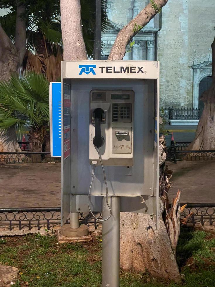 merida, mexiko - 23. mai 2021 - telmex-münztelefon auf der straße. foto