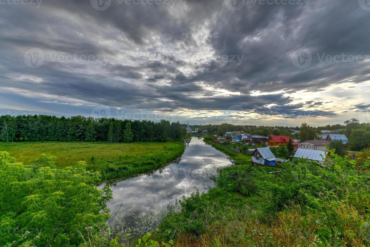 Panoramablick entlang des Flusses Kamenka in Susdal, Russland im goldenen Ring. foto