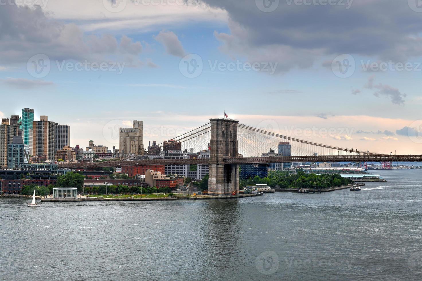 Panoramablick auf den East River und die Brooklyn Bridge zwischen Brooklyn und Manhattan in New York City. foto