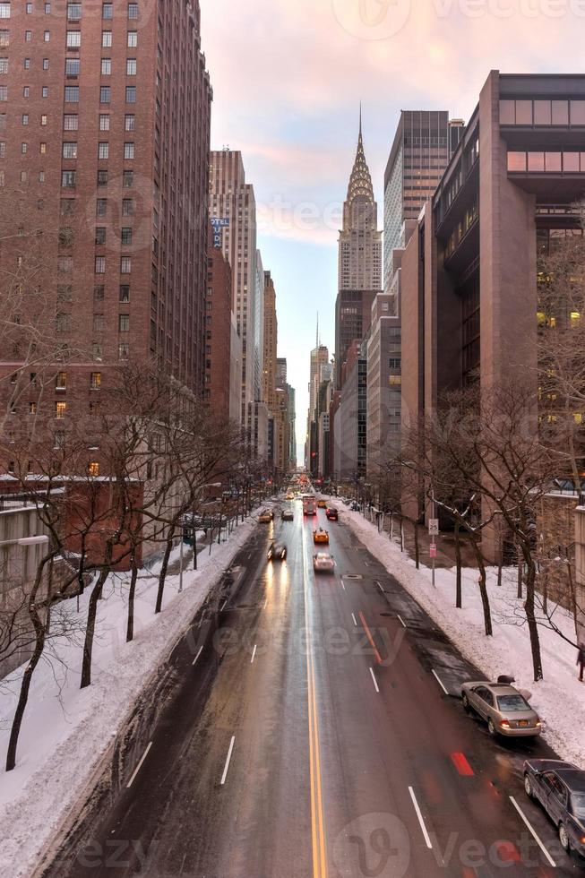 new york, new york, usa - 24. januar 2016 - der blick nach westen auf die 42. straße in manhattan von tudor city im winter. Das Chrysler Building ist ebenso zu sehen wie der Verkehr auf der 42. Straße. foto