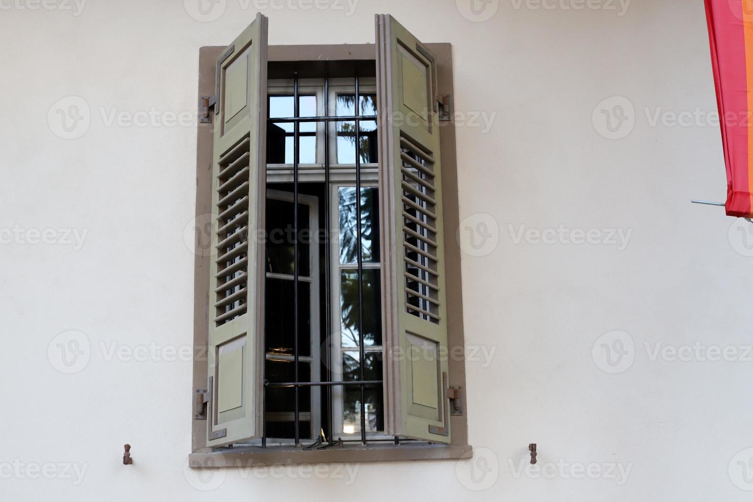 ein kleines Fenster in einem Wohnhaus in einer Großstadt foto