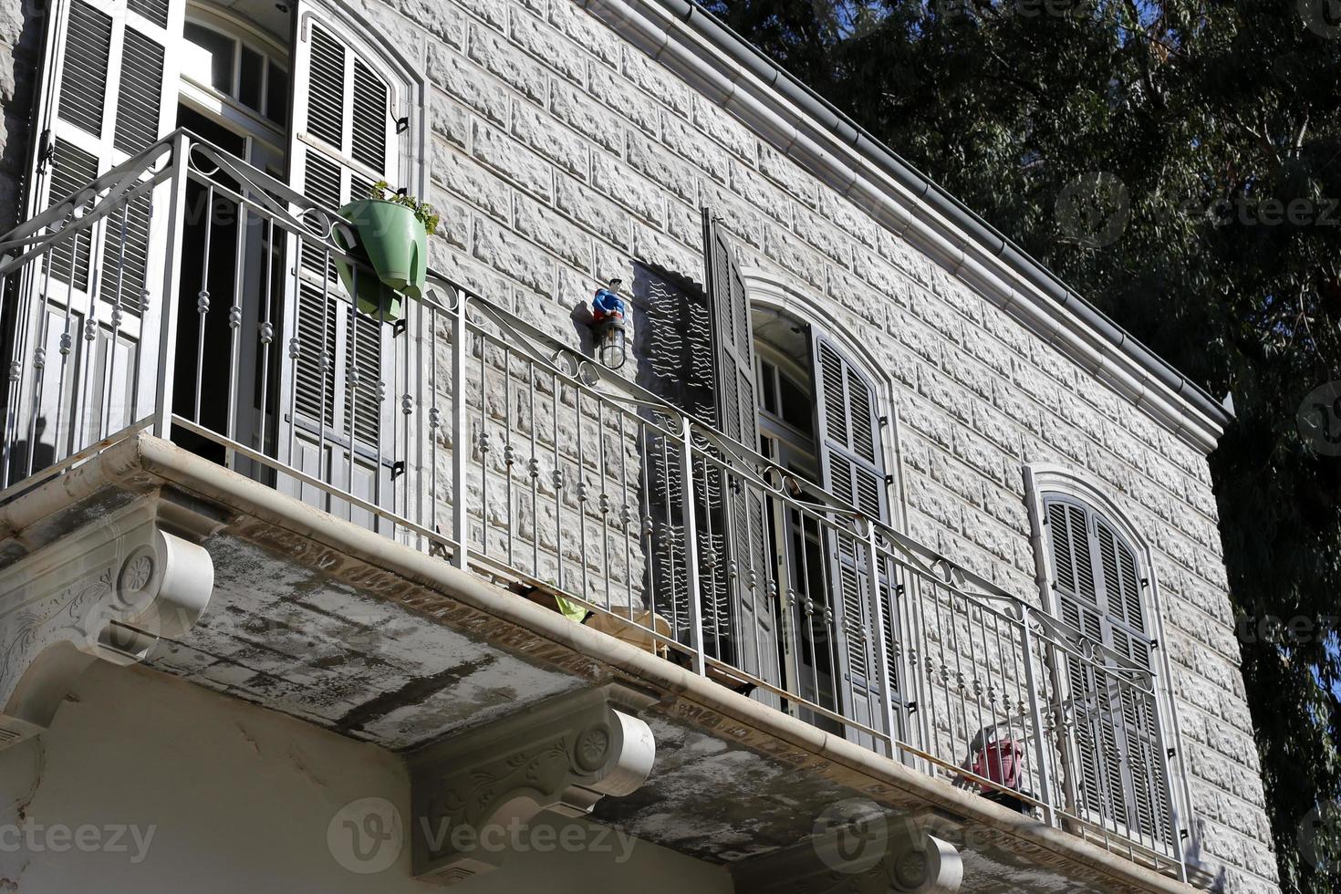 balkon - eine Plattform mit Geländer, die in den oberen Stockwerken des Gebäudes hervorsteht. foto