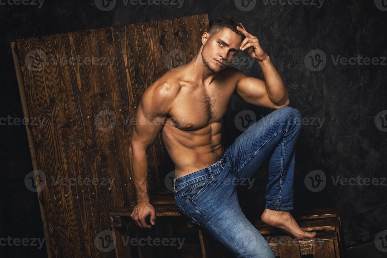 Porträt eines gutaussehenden muskulösen und sexy Mannes foto