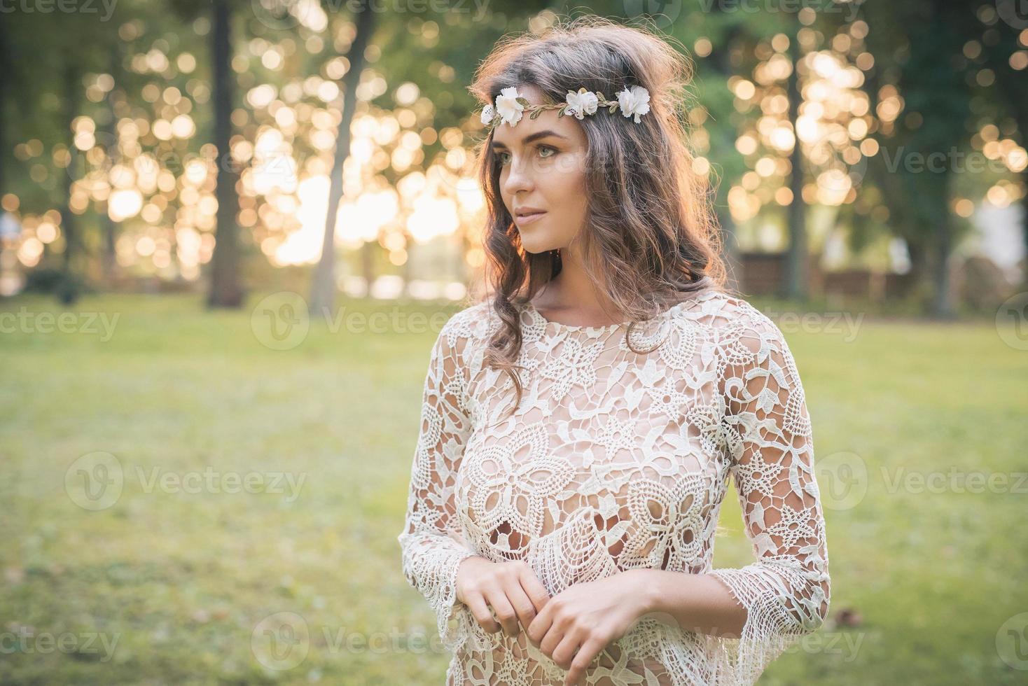 schöne Frau mit Spitzenkleid und Blumenreif foto