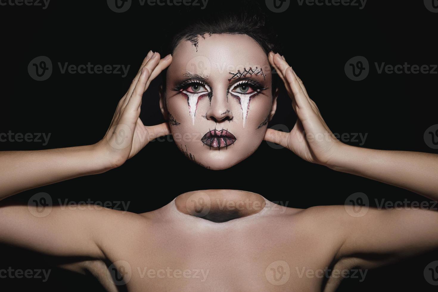 kreatives Bild für Halloween - tote Frau ohne Kopf foto