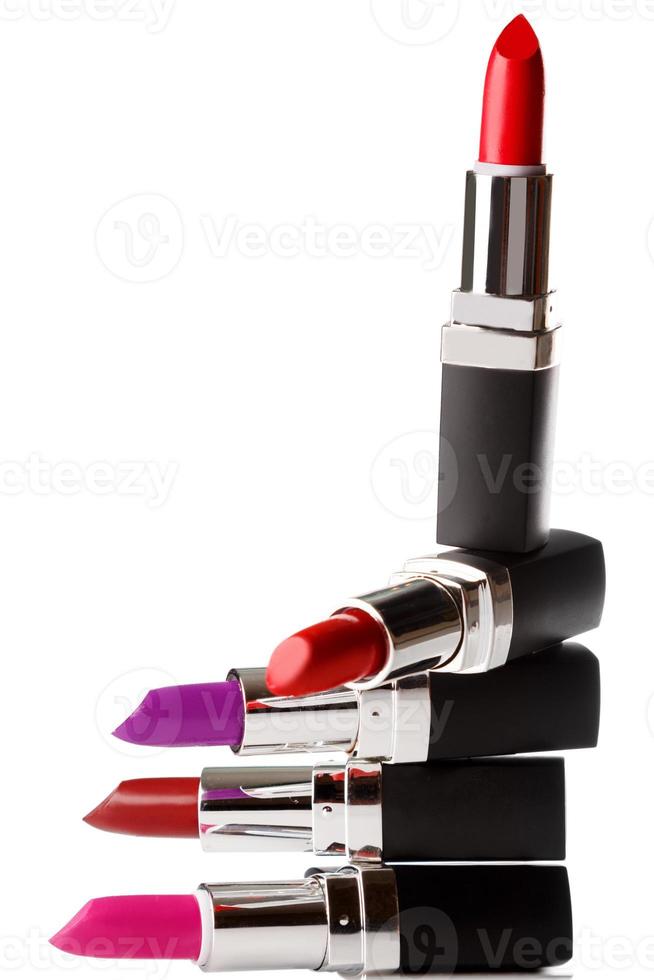 Lippenstifte in verschiedenen Farben auf weißem Hintergrund foto