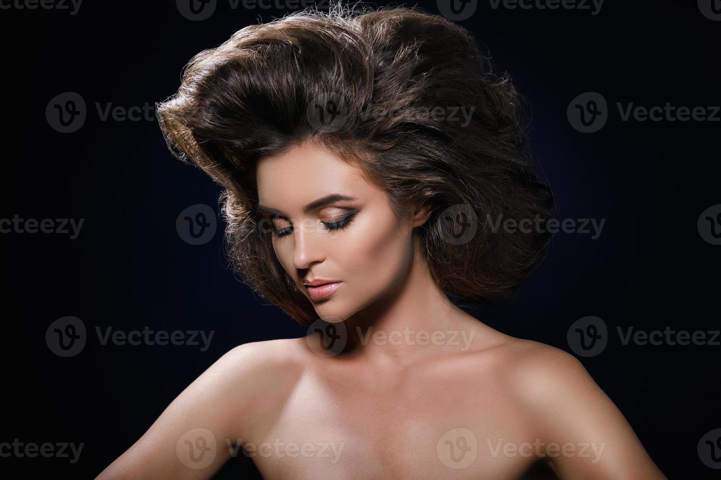 Wunderschöne Frau mit einer wunderschönen Frisur und Make-up foto