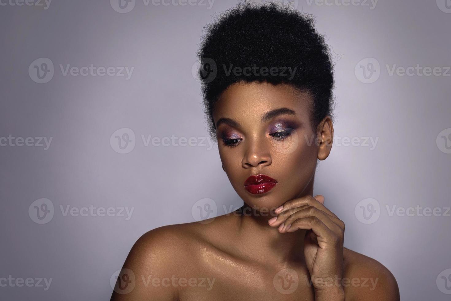 junges afrikanisches Model mit wunderschönem Make-up foto
