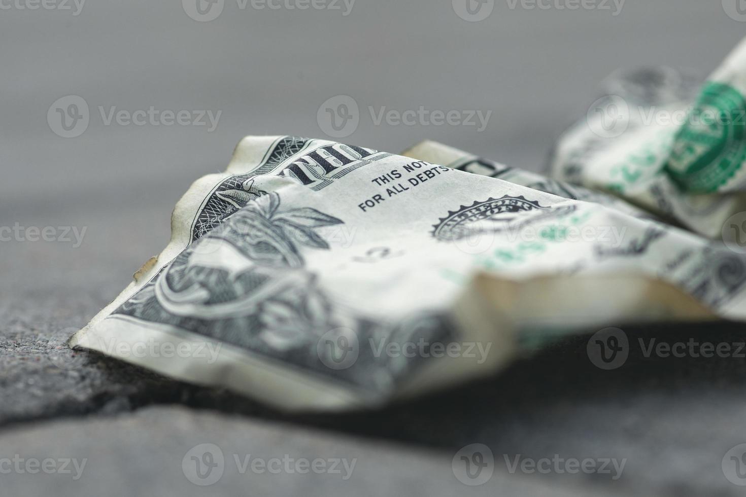 alte und zerknitterte ein-dollar-note auf dem boden foto