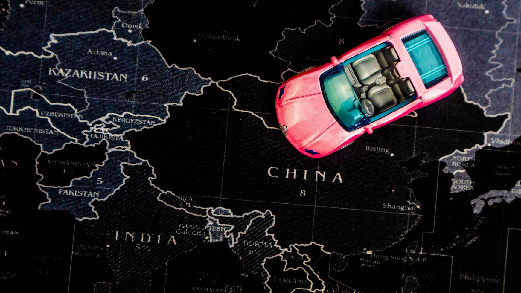 minahasa, indonesien dezember 2022, rosa spielzeugauto über karte foto