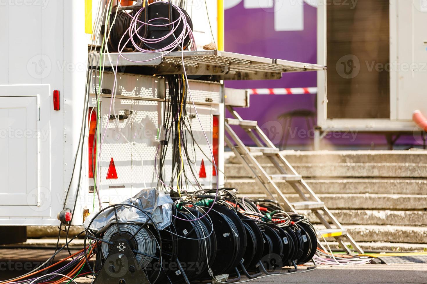 Draht eines Transporters, der bereit ist, sich zum nächsten Drehort zu bewegen foto