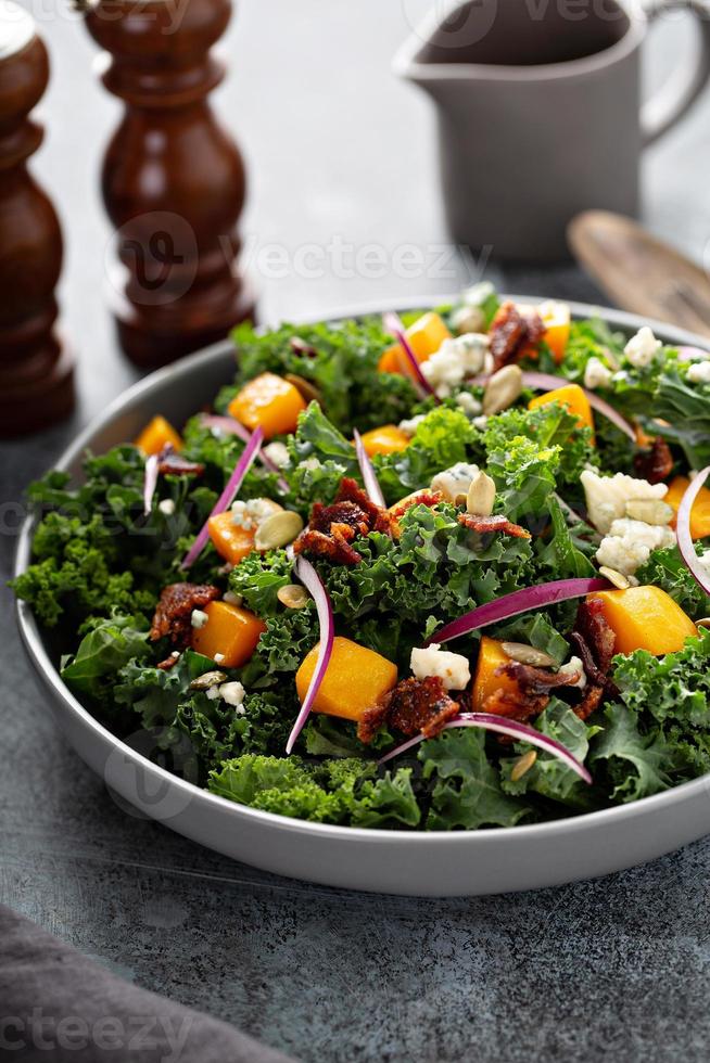 Herbstsalat mit Grünkohl und Butternusskürbis foto