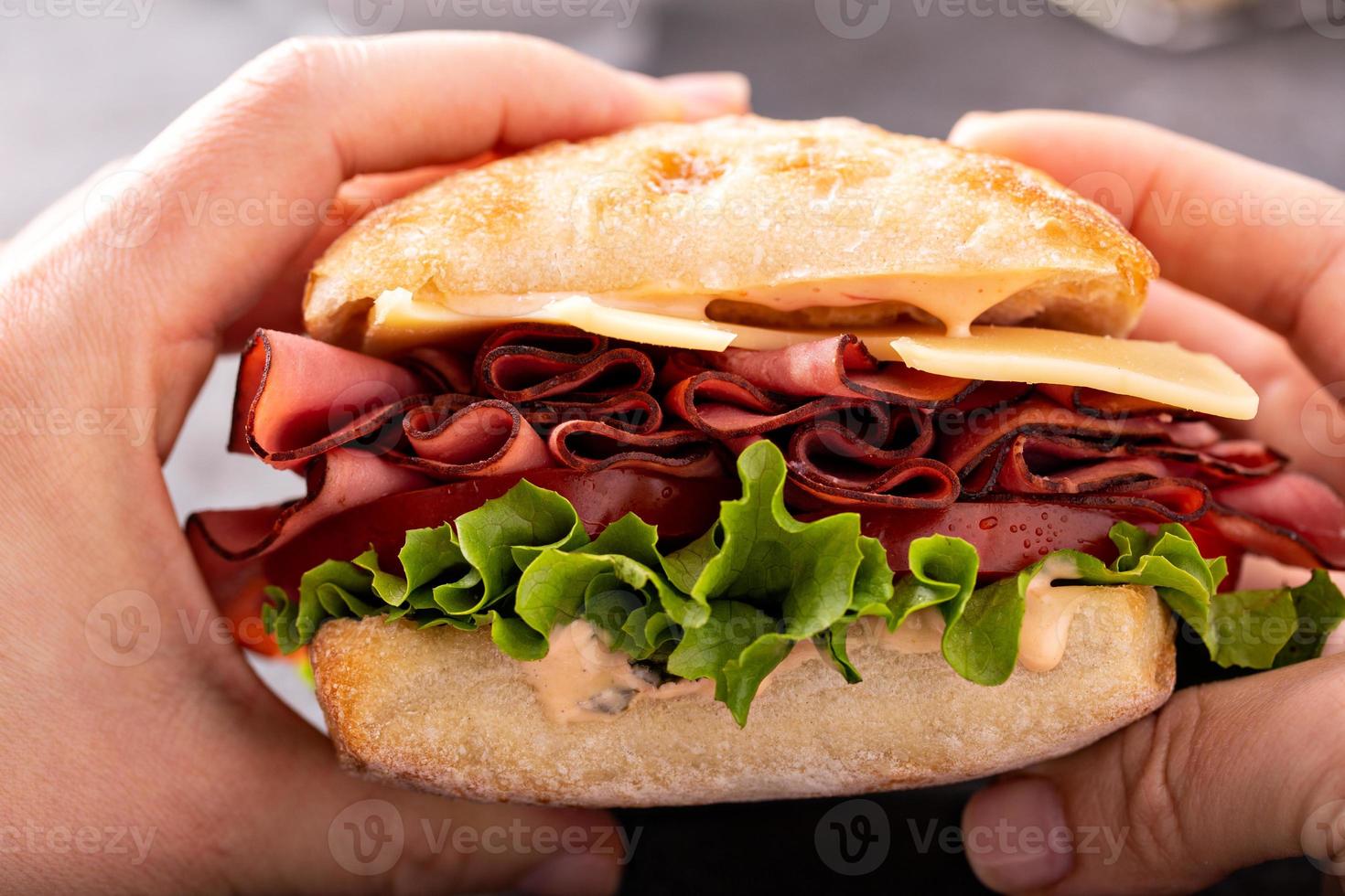 Gesundes und sättigendes Roastbeef-Sandwich foto