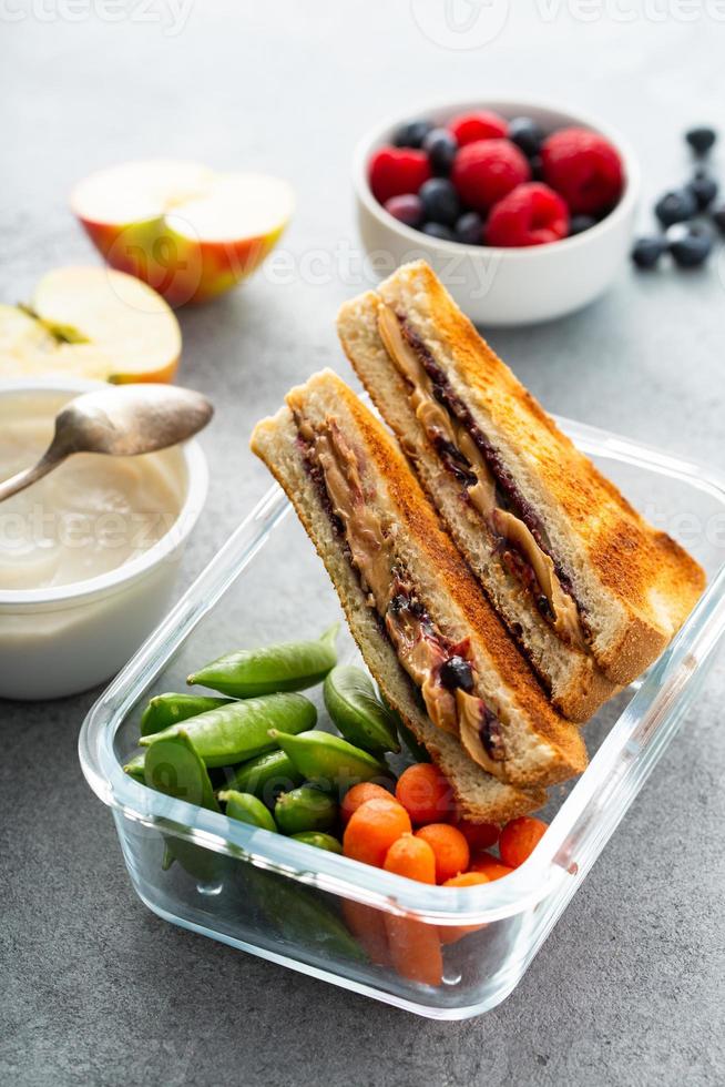 Lunch-Container mit Mittagessen zum Mitnehmen für Kinder oder Erwachsene foto