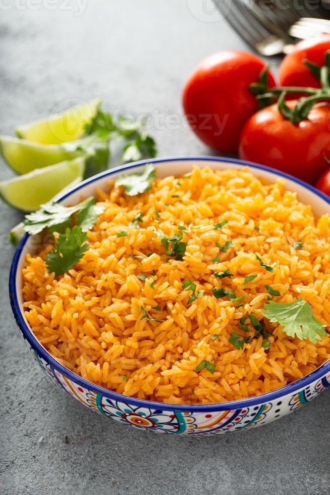 mexikanischer reis mit tomaten foto