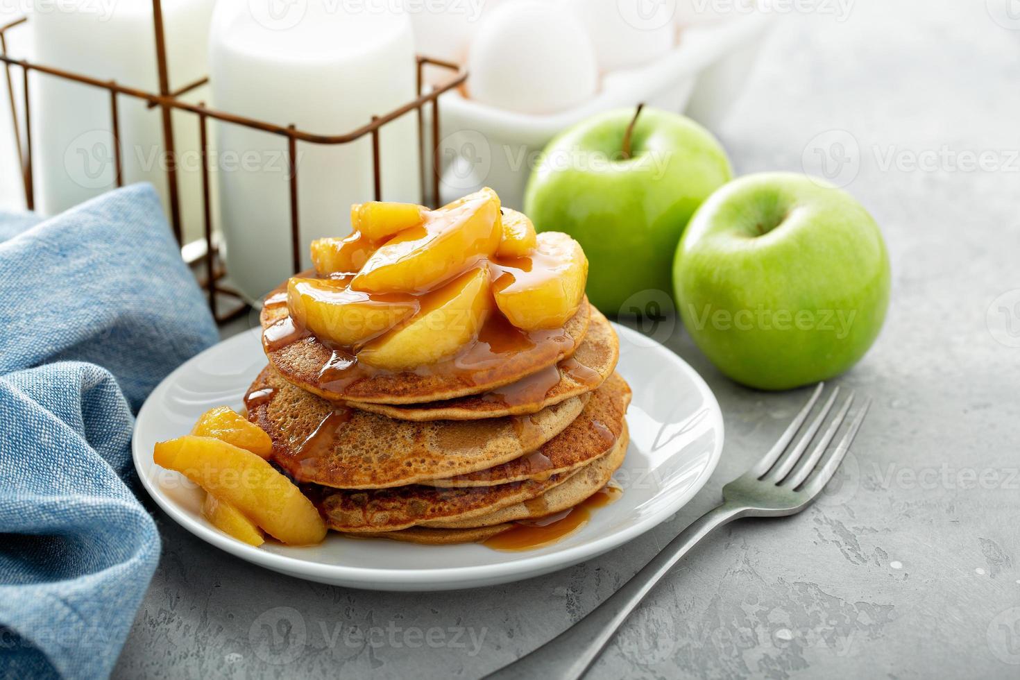 Pfannkuchen mit Apfel-Karamell-Topping foto