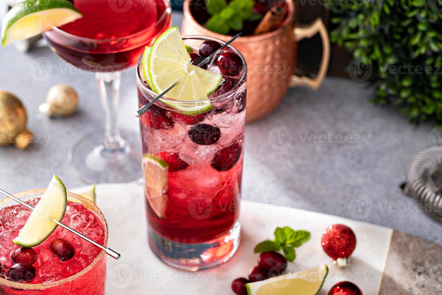 verschiedene festliche weihnachtscocktails mit cranberry und limette foto