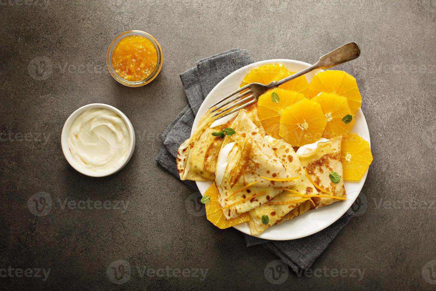 dünne Crêpes-Suzette mit Orangenscheiben foto