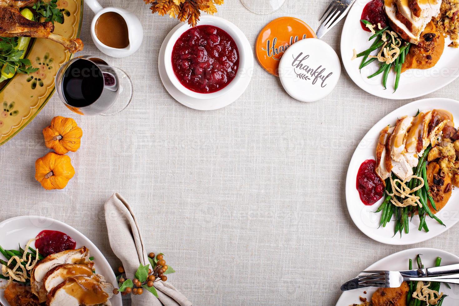 festlicher Thanksgiving-Esstisch mit Tellern mit Essen foto