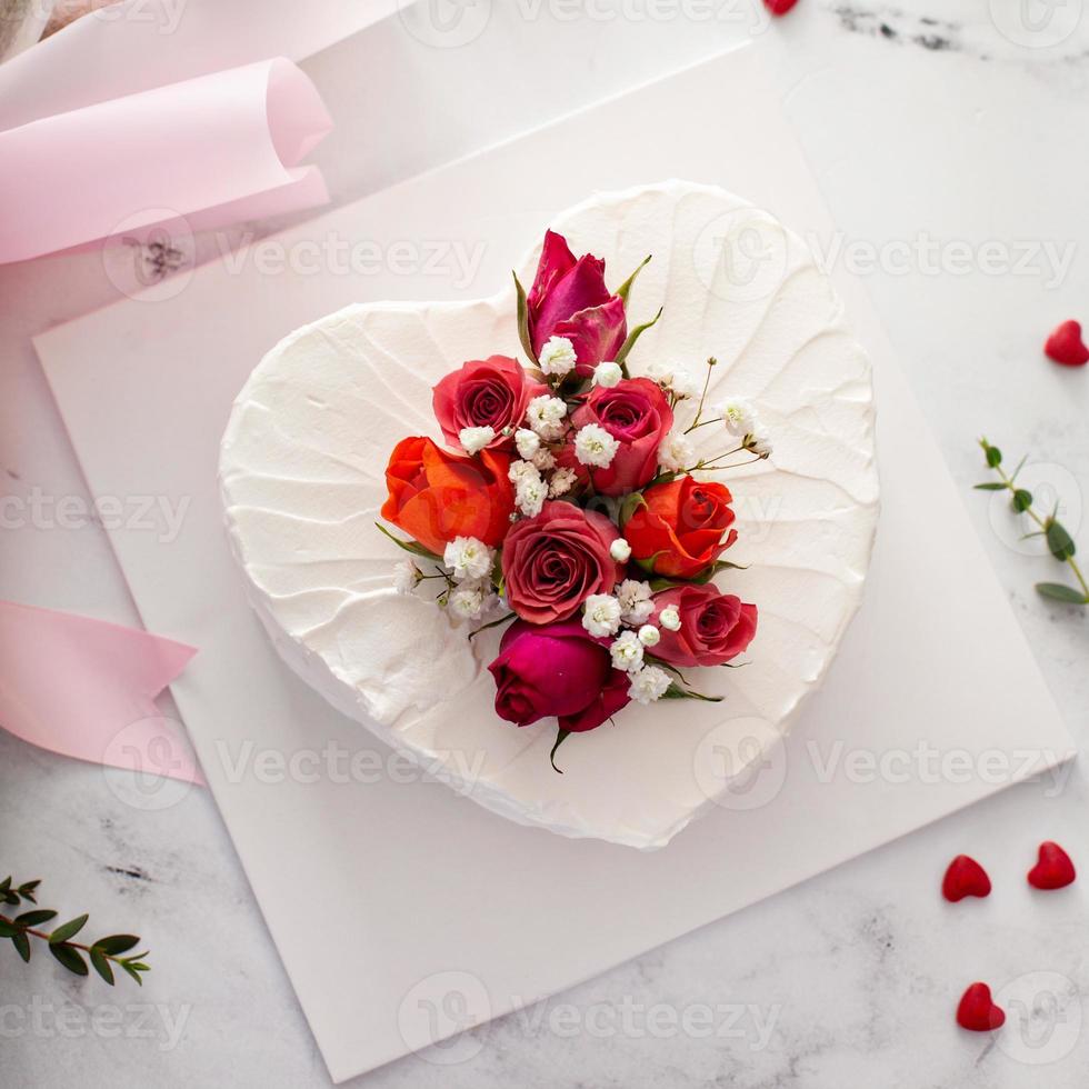 kuchen zum valentinstag mit rosen geschmückt foto