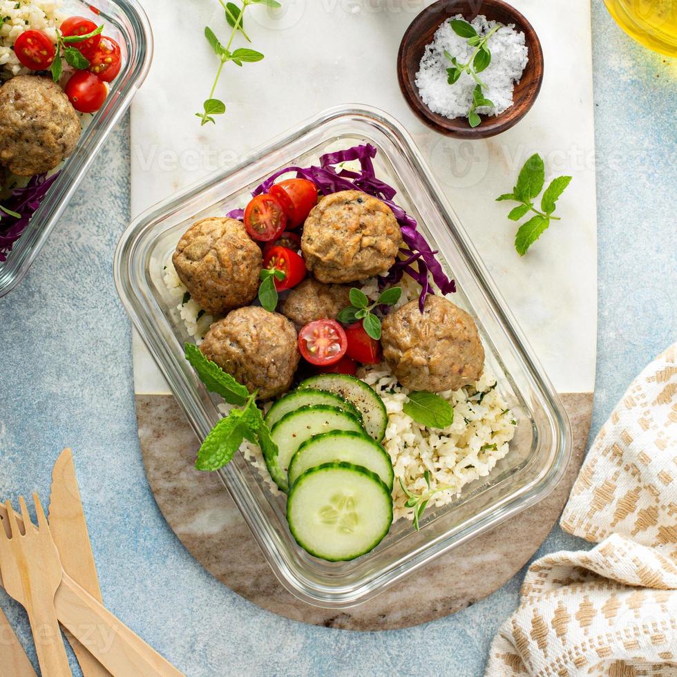 Mahlzeitzubereitungsbehälter mit einem gesunden kohlenhydratarmen Mittagessen foto