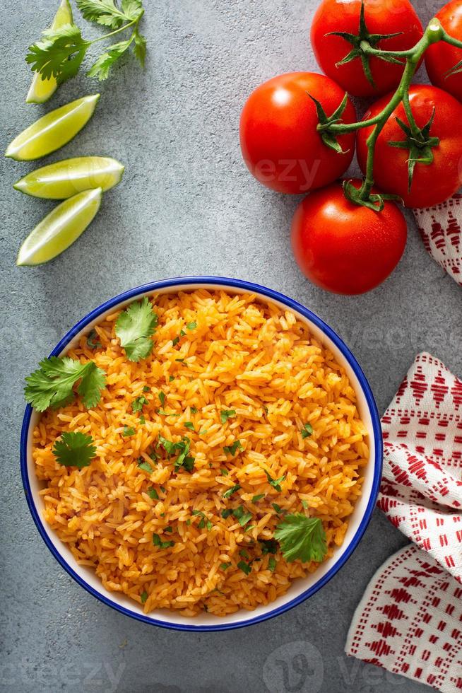 mexikanischer reis mit tomaten foto