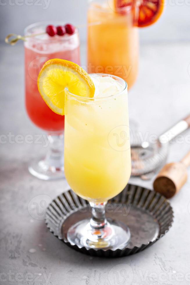 erfrischende Cocktails oder Mocktails mit Orangen und Preiselbeeren foto