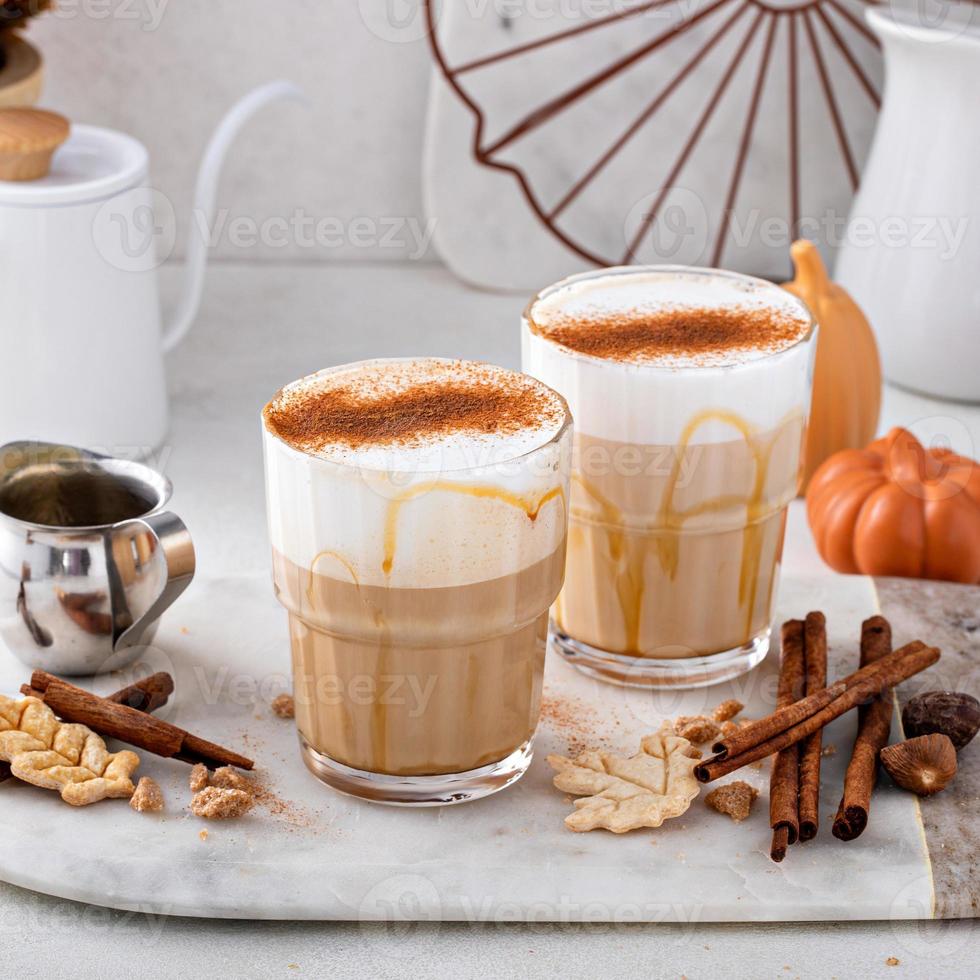 Pumpkin Spice Latte mit Milchschaum und Zimt bestäubt foto