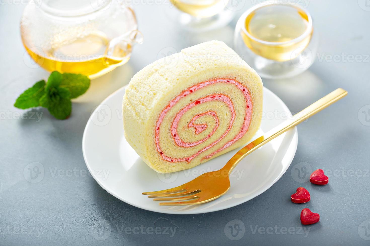 Kuchenrolle mit rosa Füllung foto