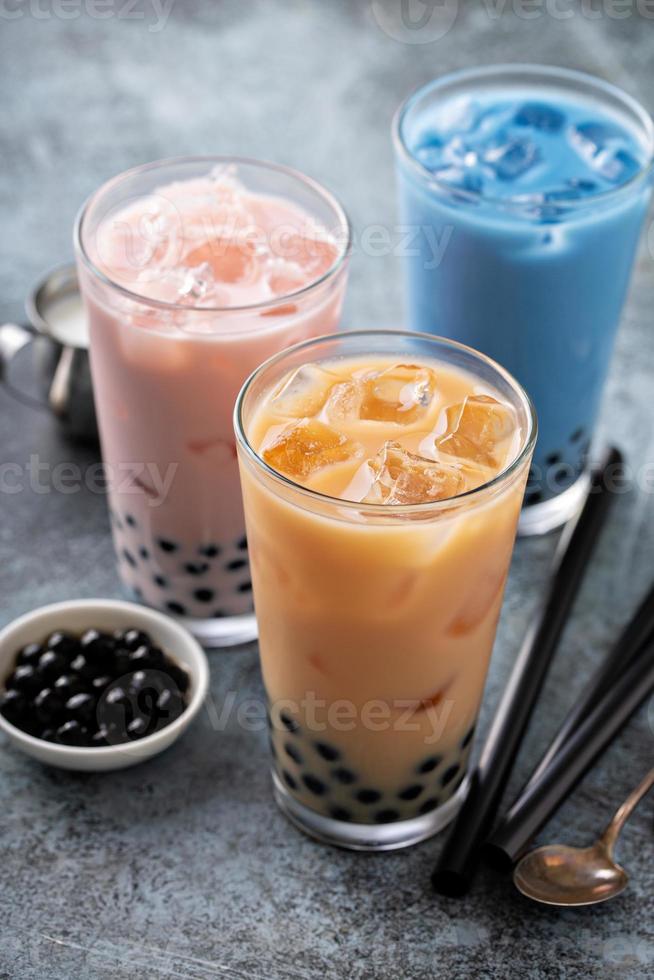 Vielzahl von Milk Bubble Tea in hohen Gläsern foto