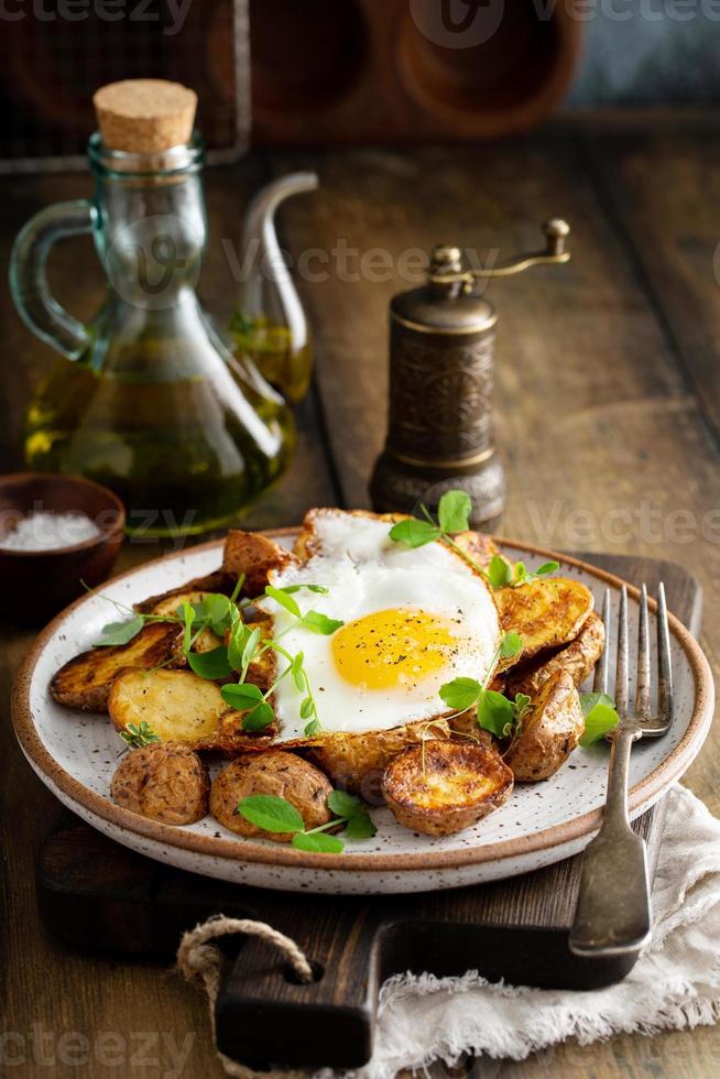 luftgebratene neue Kartoffeln mit Ei foto