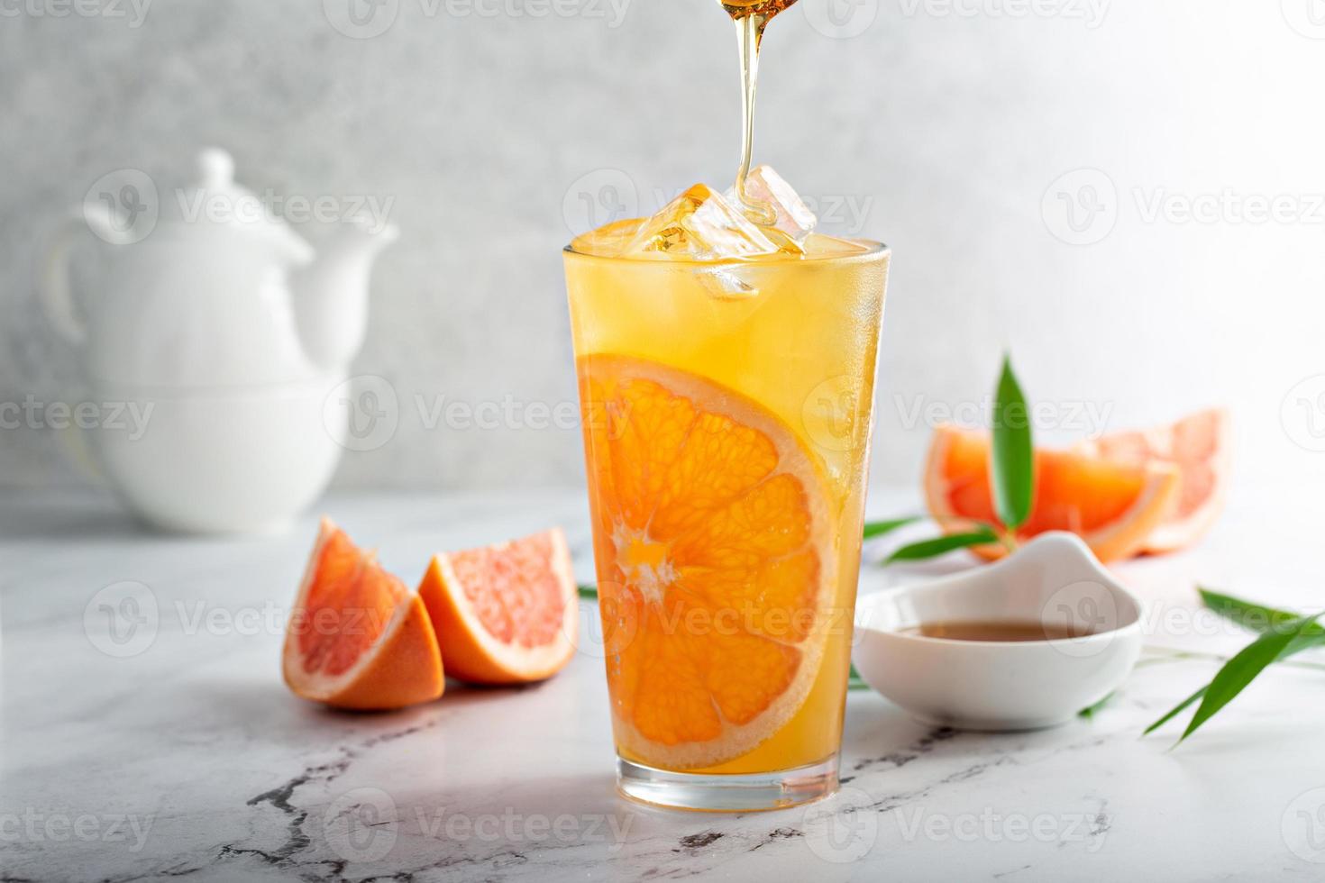 Grapefruit-Honig-Jasmin-Tee kalt serviert mit Eis foto