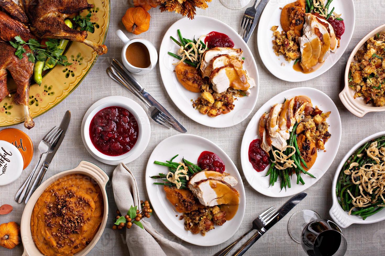 festlicher Thanksgiving-Esstisch mit Tellern mit Essen foto