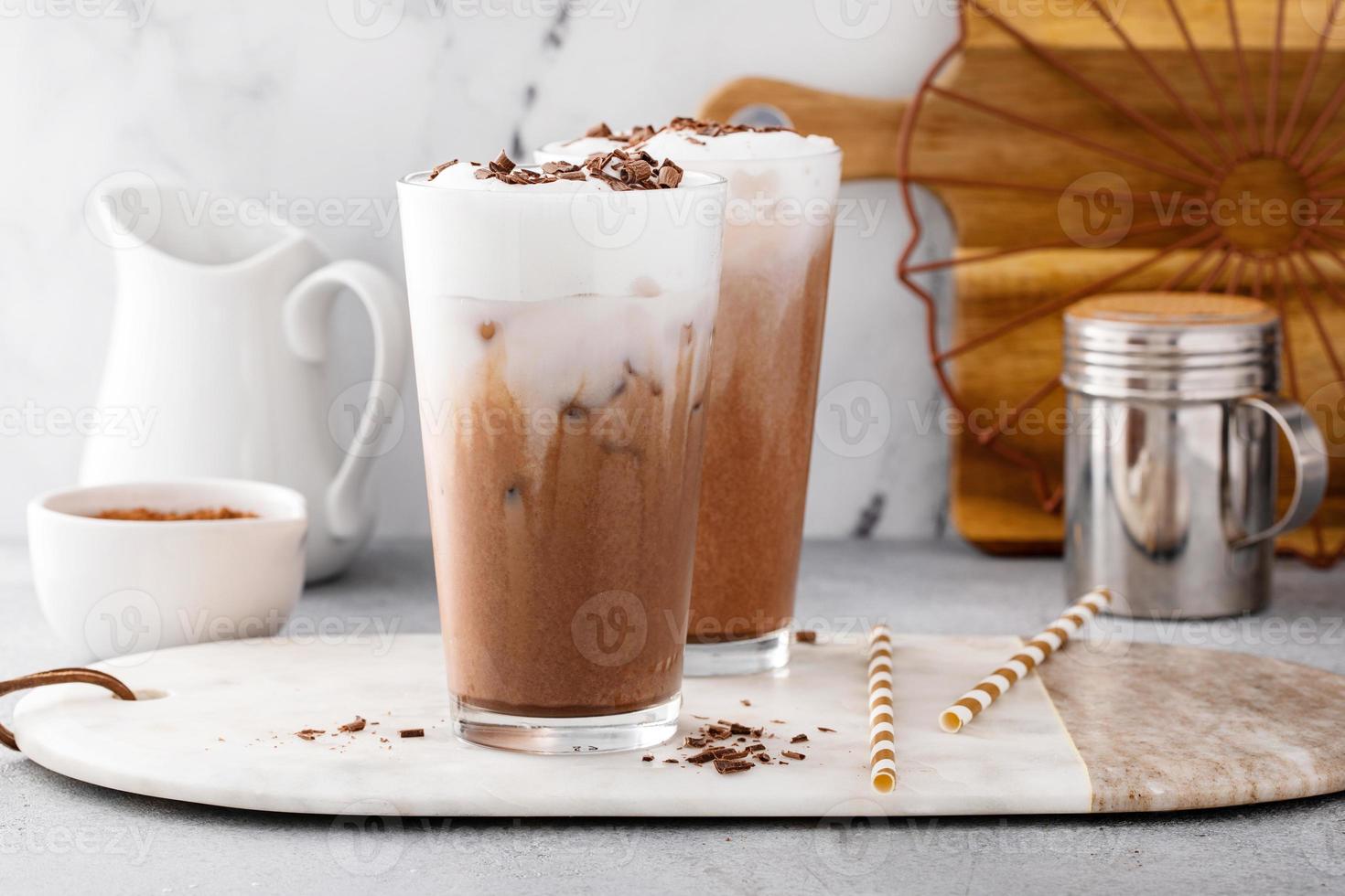 kaltes oder eisgekühltes Schokoladengetränk mit Milchschaum, Erfrischungsgetränk foto